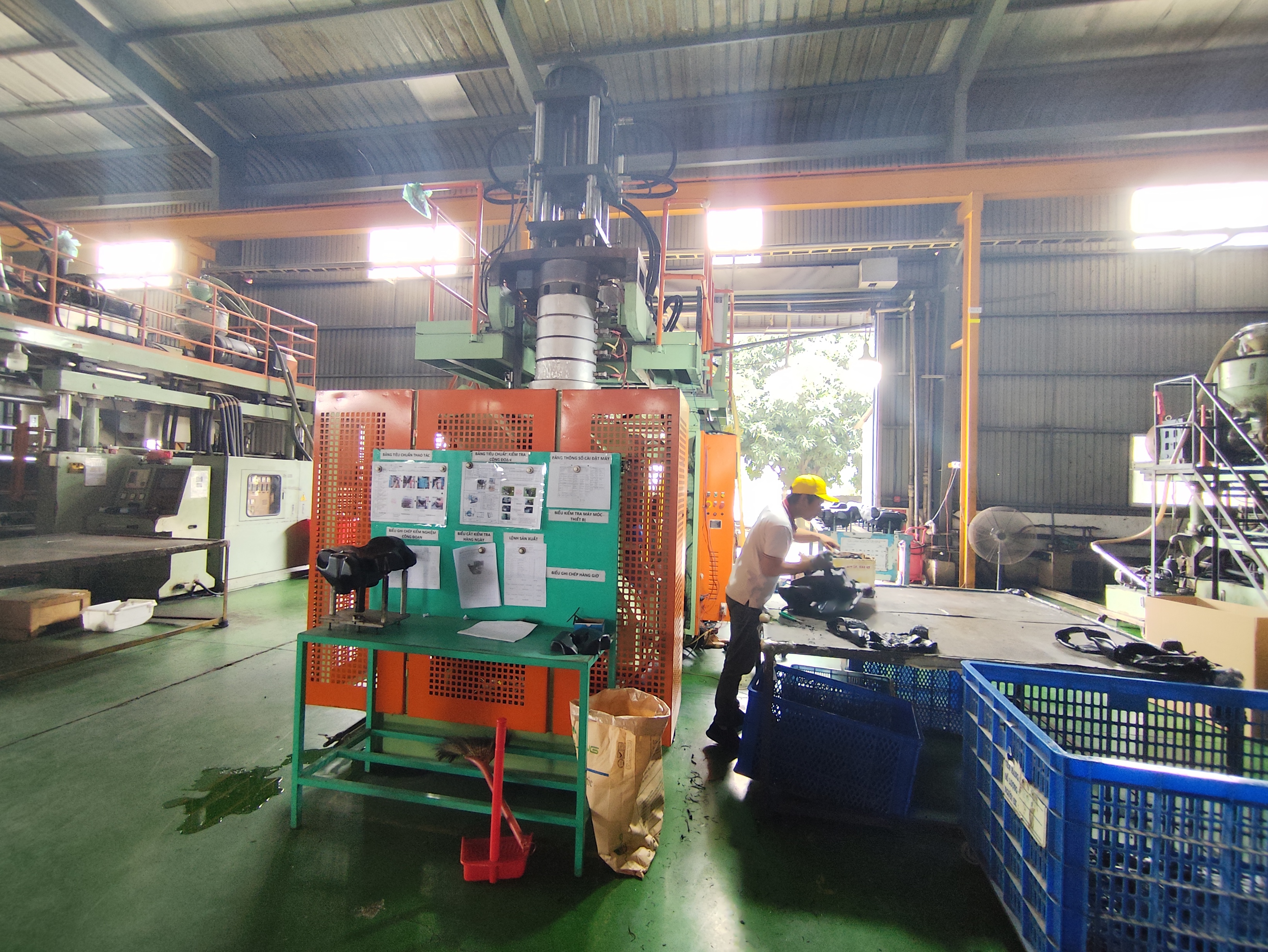 Automatic blow molding machine 4